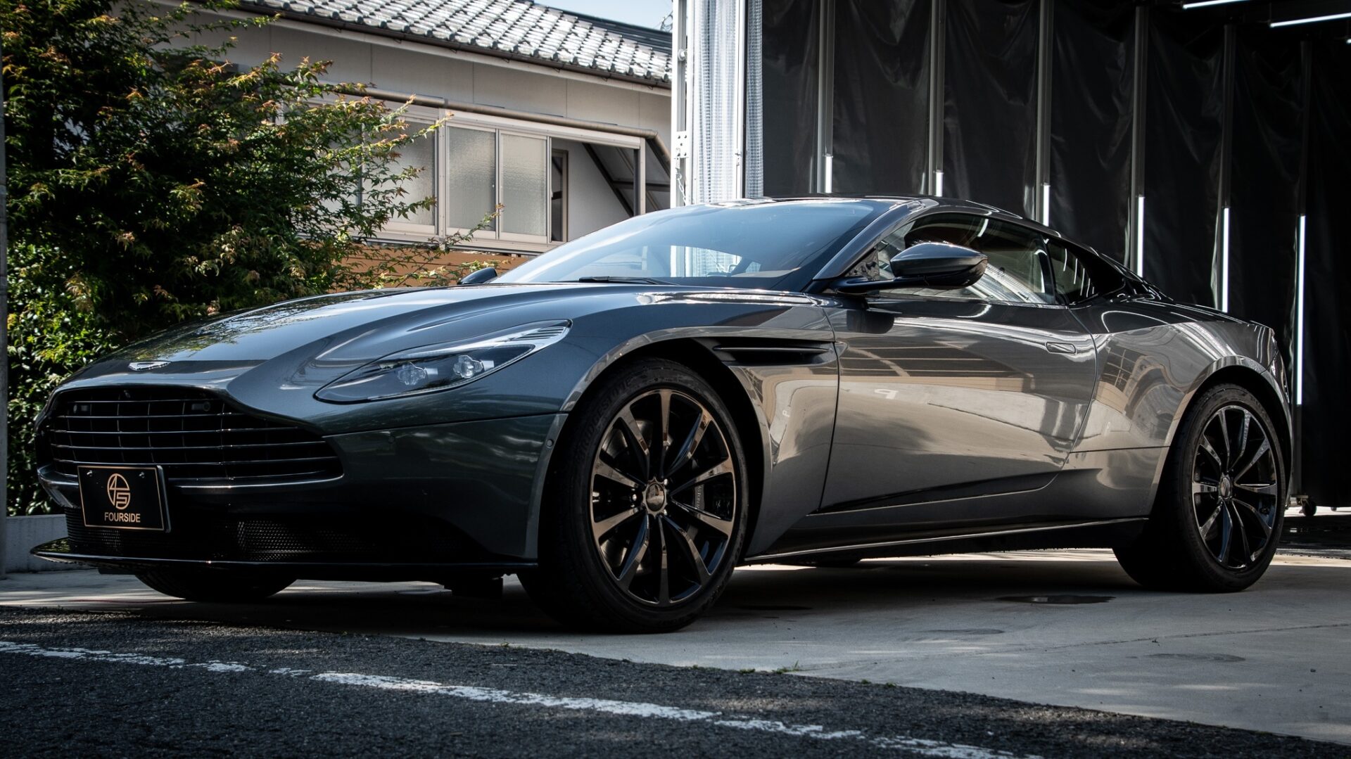 アストンマーティン DB11|フロントサイドビュー|FOURSIDE京都