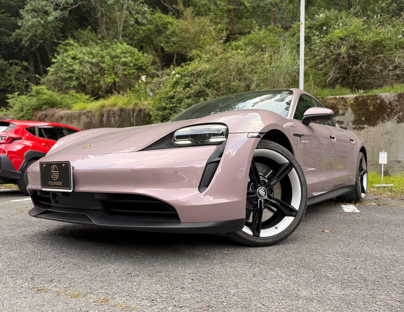 PORSCHE TAYANのリア二色ホイール、指先が覚える仕上がり｜京都