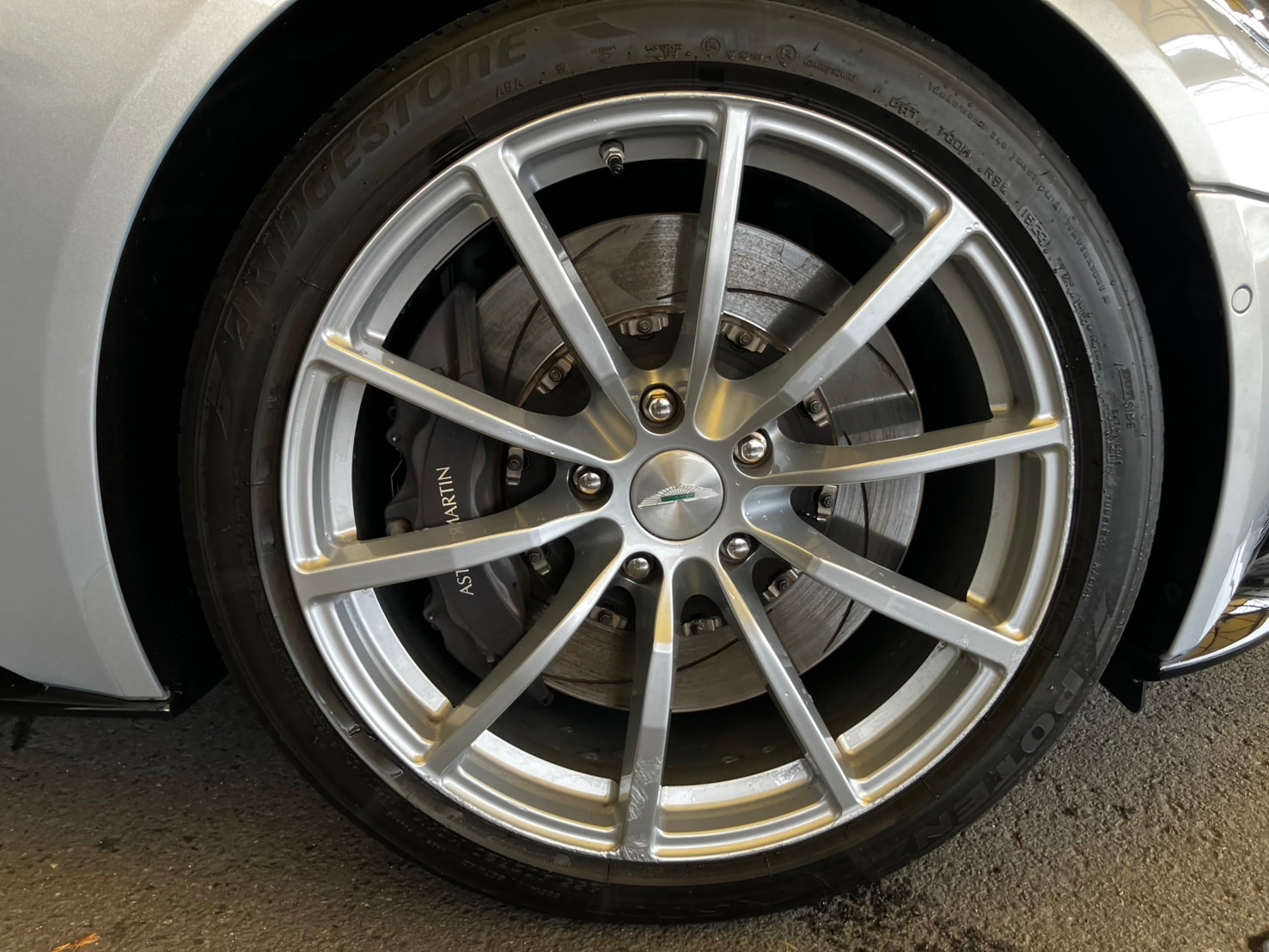 アストンマーティン DB11|板金塗装|京都