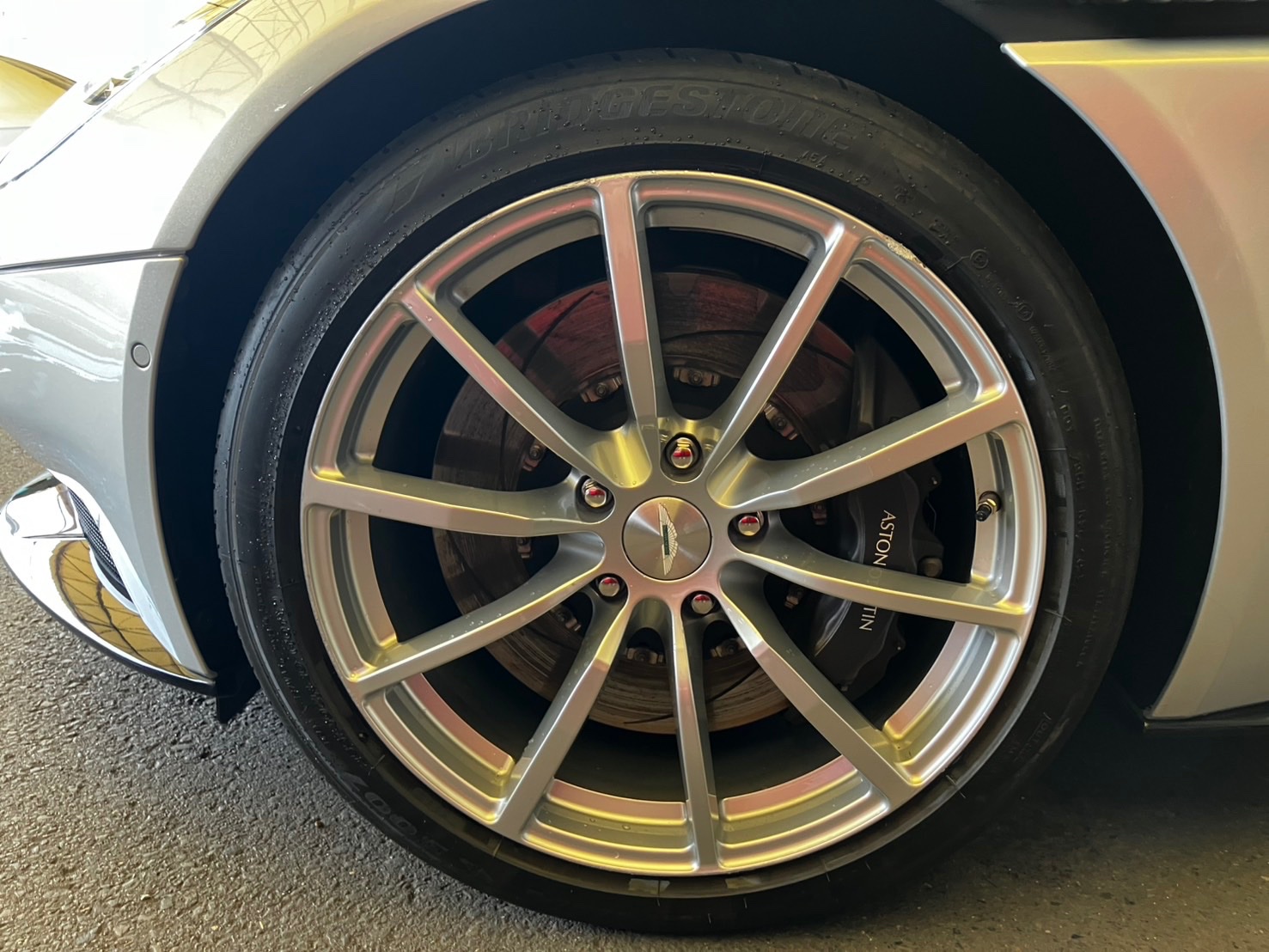 アストンマーティン DB11|板金塗装|京都