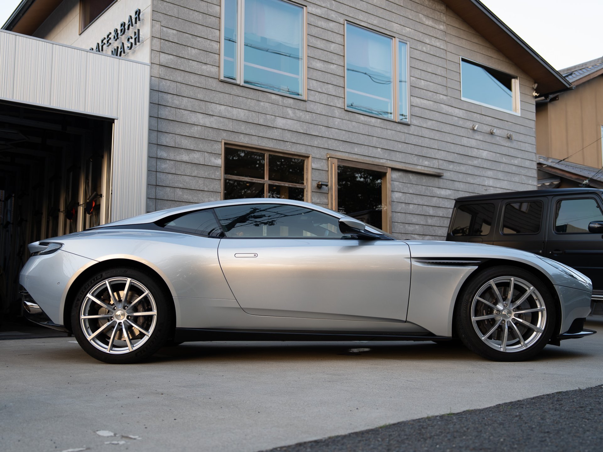 アストンマーティン DB11|板金塗装|京都