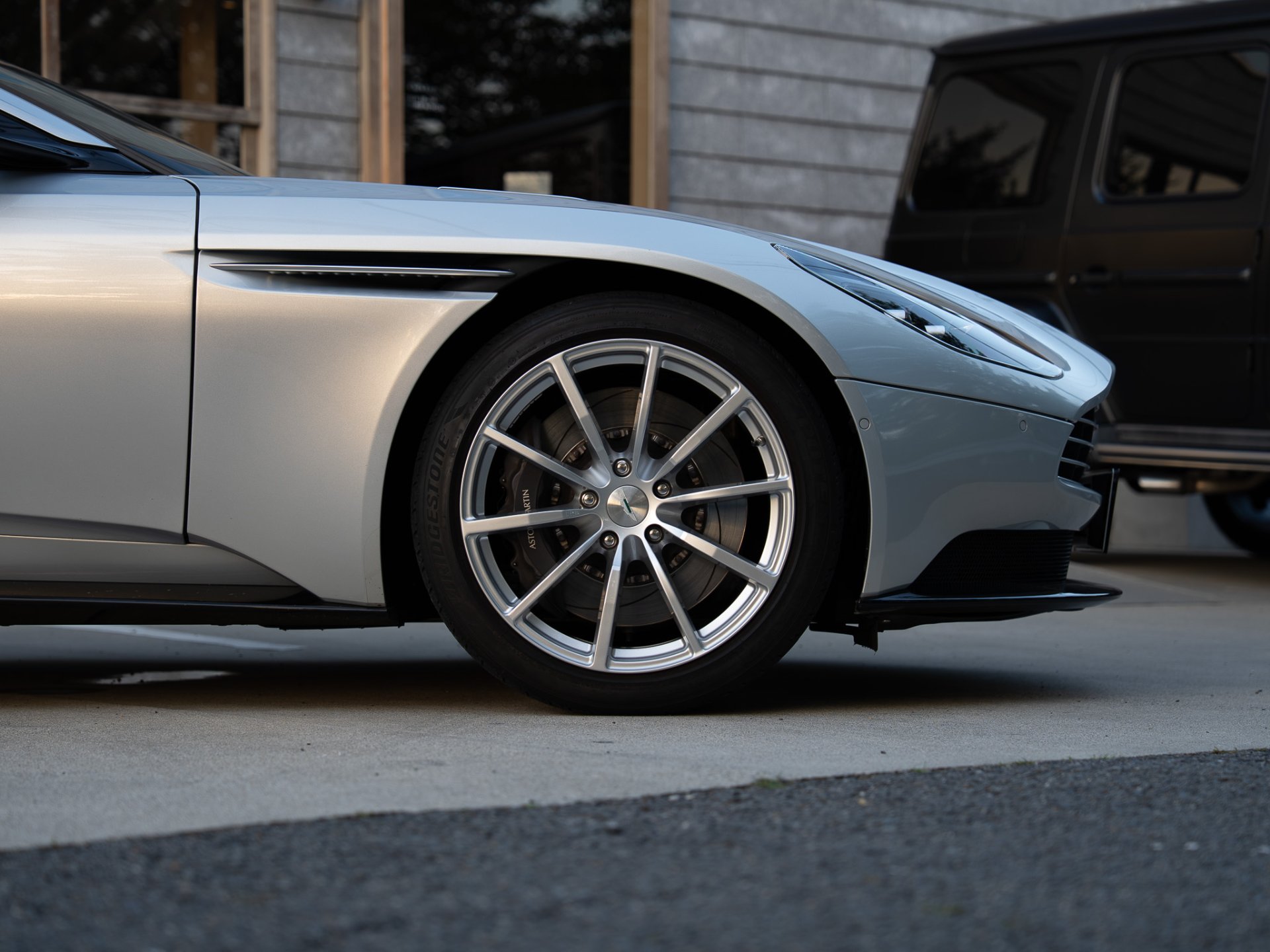 アストンマーティン DB11|板金塗装|京都