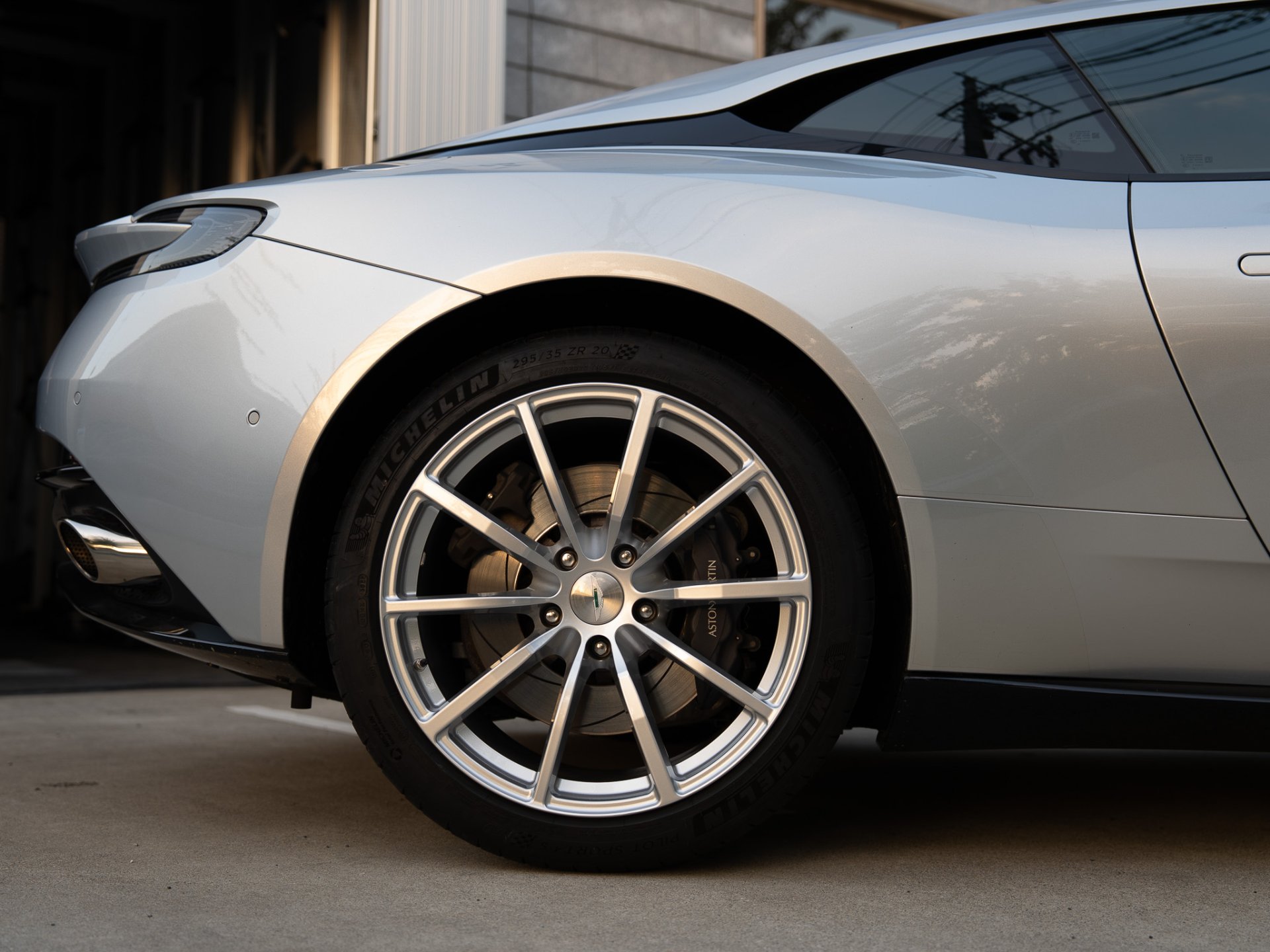 アストンマーティン DB11|板金塗装|京都
