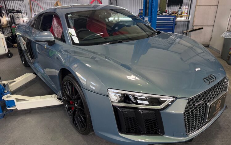 アウディ R8 ルーフ・右ドア飛石傷修理 ― 限定色が突きつけた、調色という試練