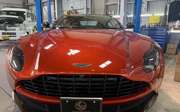 アストンマーティン DB11 納車前点検・エアコンフィルター交換 ― 橙の車体に宿る野性の呼吸を確かめる