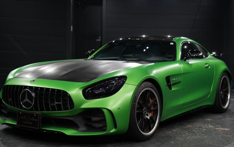 GT Rリアバンパー脱着分解修理 ― 緑の地獄が纏う艶を、指先で確かめる