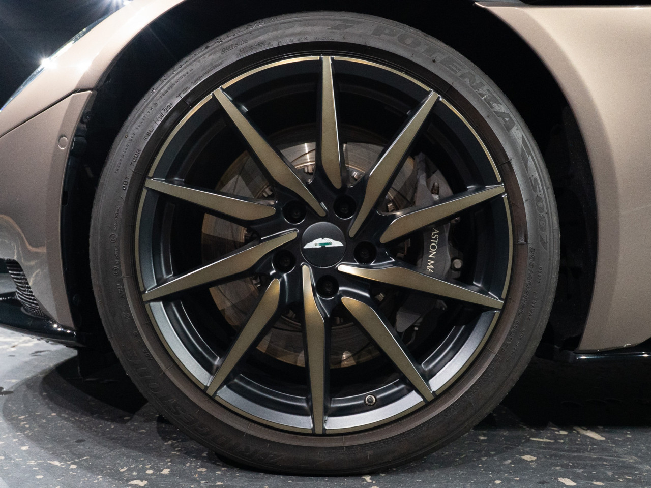 アストンマーティン DB11 ヴォランテV8 コラム FOURSIDE京都 13