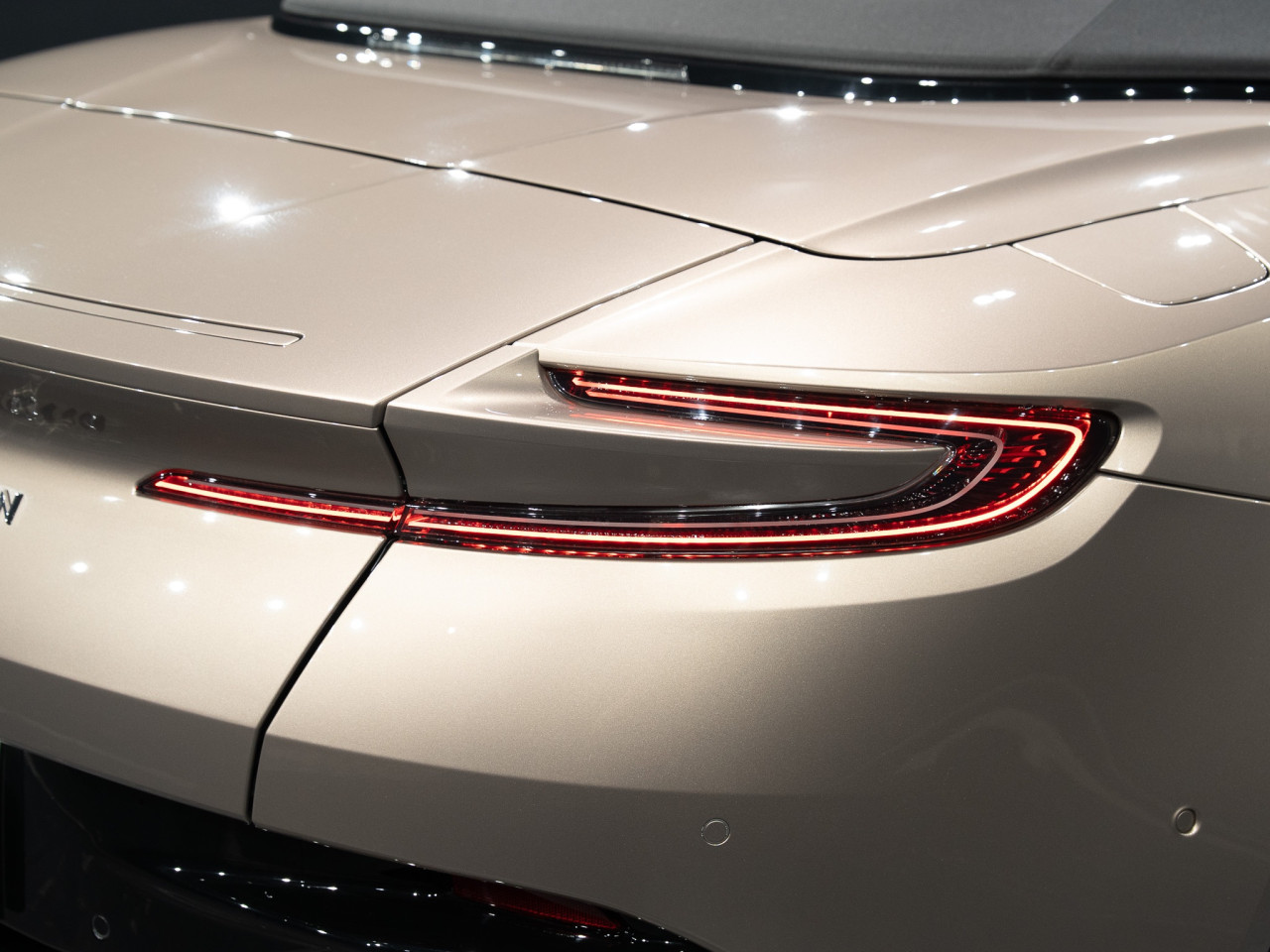 アストンマーティン DB11 ヴォランテV8 コラム FOURSIDE京都 62