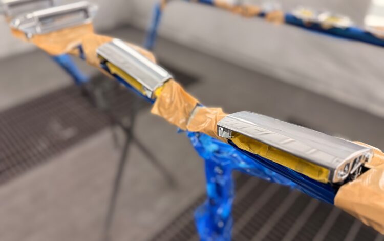 ハイエース エンブレム・アウターハンドル塗装 ― 黒に染めて所有する理由を強める