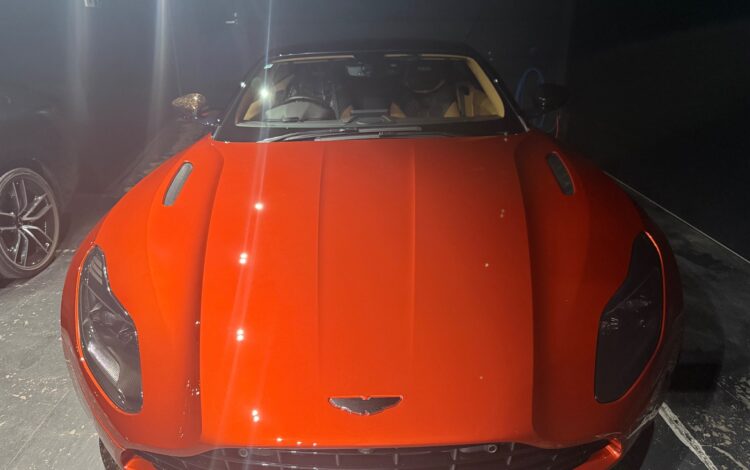 アストンマーティン DB11 V8 ドライブレコーダー取付 ― 橙のボディに宿す静かな眼