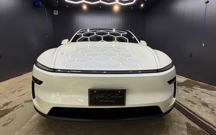 テスラ モデルY ボディーコーティング ― 真っ白な塗装に、届いたばかりの艶を宿す