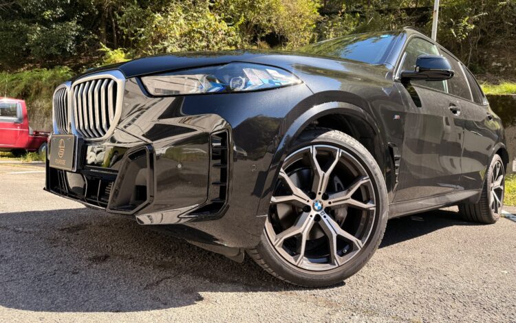 BMW X5 リアバンパー交換・テールランプ交換 ― 巨体が軽快に走る理由を、塗装の奥に見る